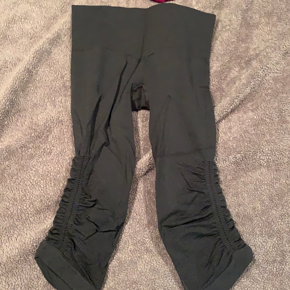 Lulu lemon cropped gray leggings size 4!